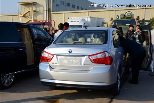 與頤達相當 啟辰D50車內空間實測圖曝光