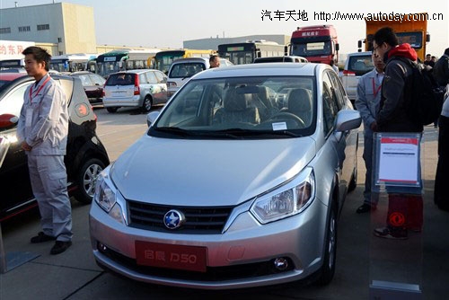 與頤達相當 啟辰D50車內空間實測圖曝光