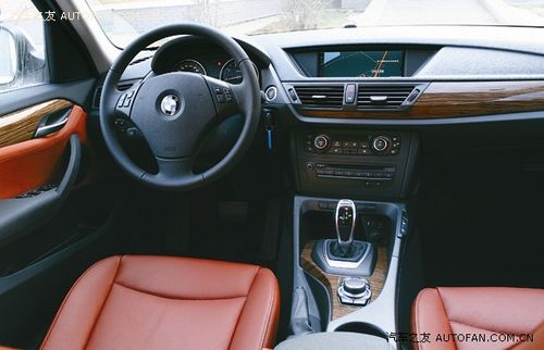 領先一步試駕<A href=../../auto/Huachen_BMW/ TARGET=_blank><u><font color=#0000FF>華晨寶馬</font></u></a>[<A href=../../auto/Huachen_BMW/price.html TARGET=_blank><u><font color=#999999  class=unnamed1>報價</font></u></a> <A href=../../auto/Huachen_BMW/pic.html TARGET=_blank><u><font color=#999999  class=unnamed1>圖片</font></u></a> <A href=../../auto/Huachen_BMW/4S.html TARGET=_blank><u><font color=#999999  class=unnamed1>4S店</font></u></a> <A href=../../auto/Huachen_BMW/news.html TARGET=_blank><u><font color=#999999  class=unnamed1>新聞</font></u></a>] X1 穿上運動鞋的文藝青年