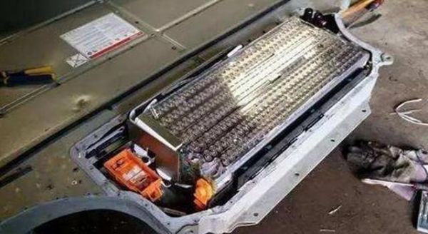 拆開特斯拉后,發現7千多節5號電池,車主:怎么感覺被騙了?