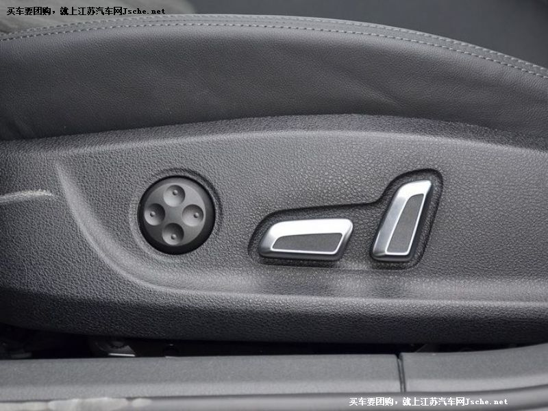 奧迪RS6
車廂座椅第7張
點擊查看下一張清晰大圖