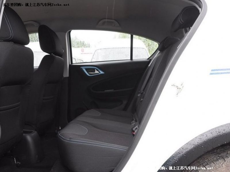 中華H220
車廂座椅第7張
點擊查看下一張清晰大圖