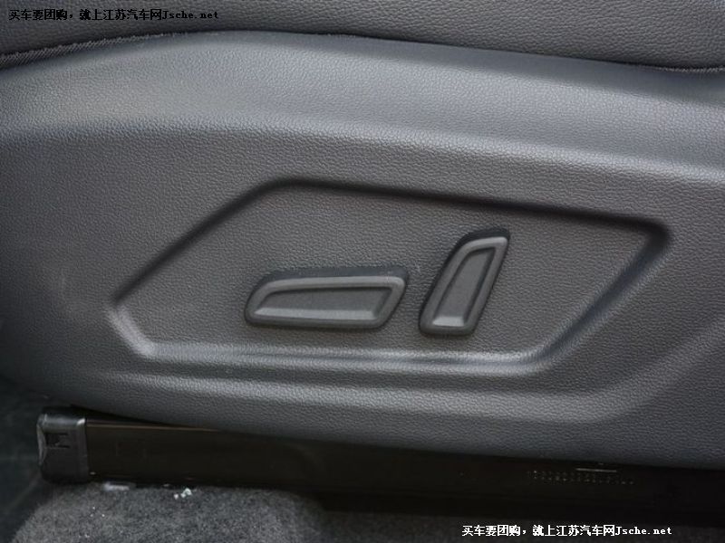 榮威RX5
車廂座椅第7張
點擊查看下一張清晰大圖