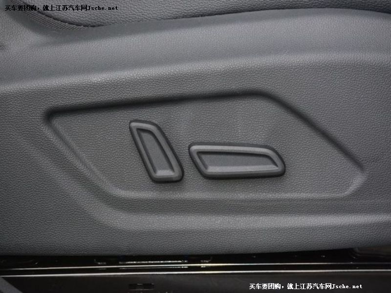 榮威RX5
車廂座椅第7張
點擊查看下一張清晰大圖
